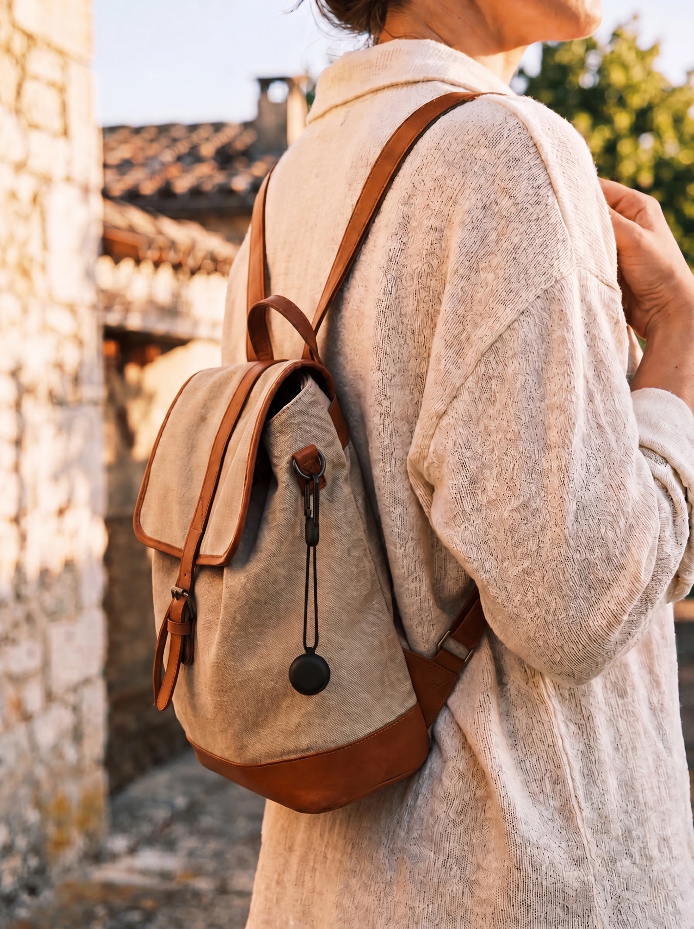 Sleepyzy — Boîtier accroché à un sac à dos en voyage