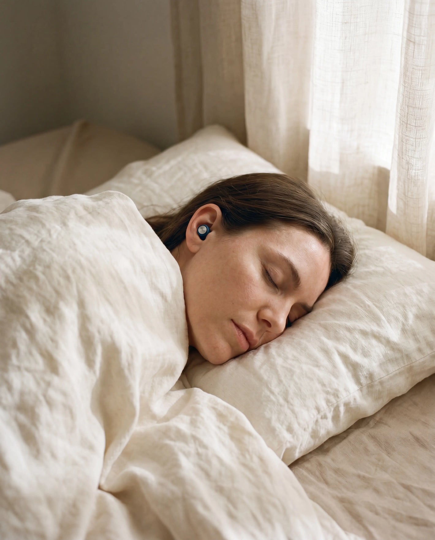Femme allongée sur le côté portant Sleepyzy bleu nuit